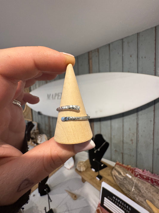 Line textured hug ring